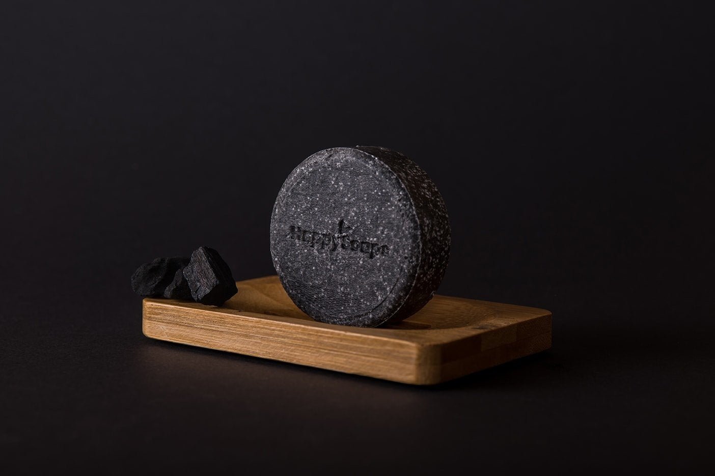 Charming Charcoal & Sweet Sandal Shampoo Bar – 70g - NowVitamins - HappySoaps - 100% plasticvrije cosmetica - 8720256109181
