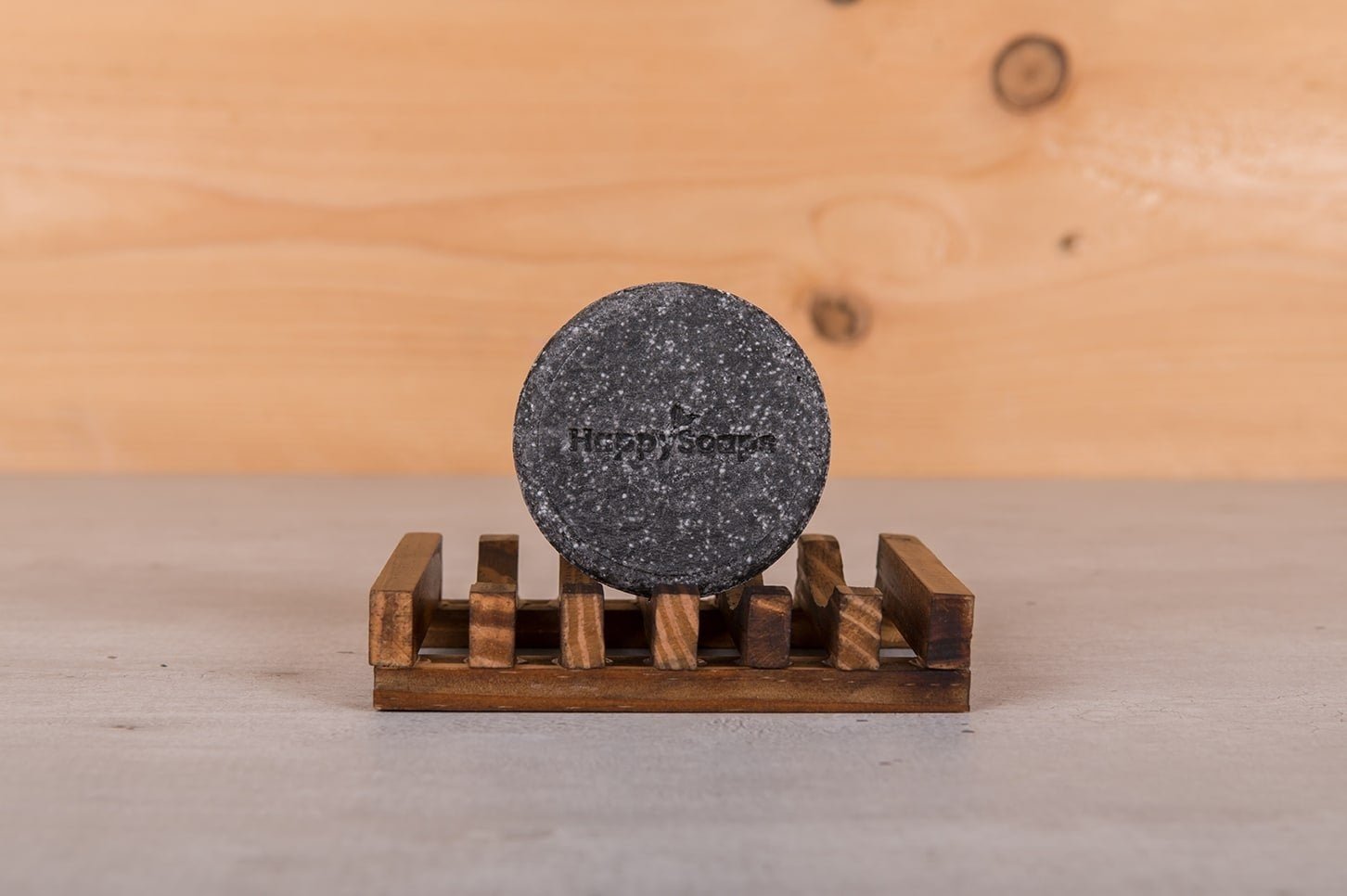 Charming Charcoal & Sweet Sandal Shampoo Bar – 70g - NowVitamins - HappySoaps - 100% plasticvrije cosmetica - 8720256109181